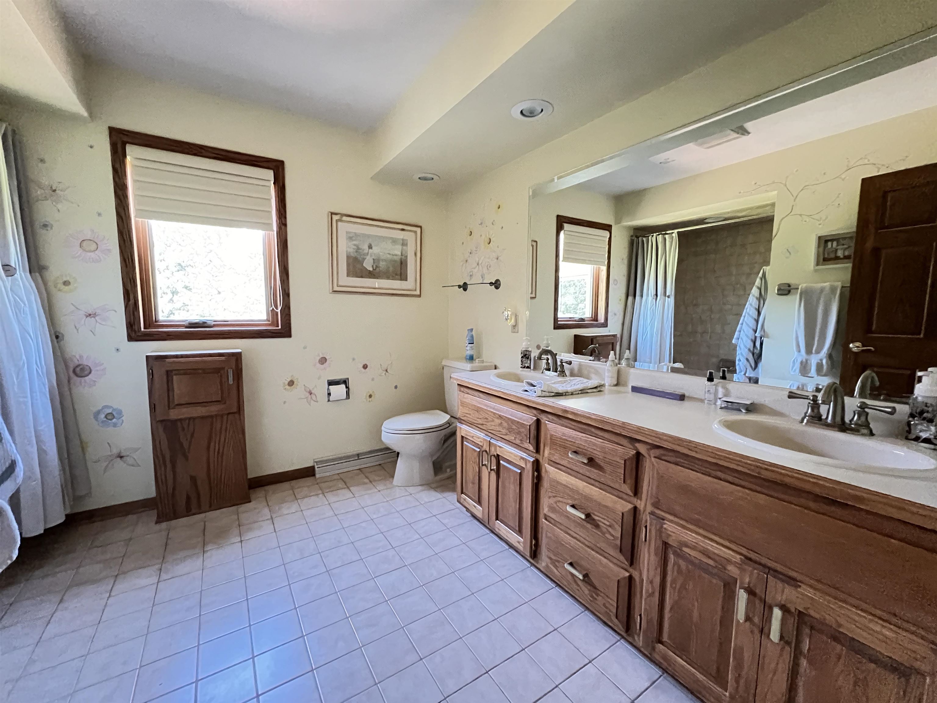 Upper common bathroom