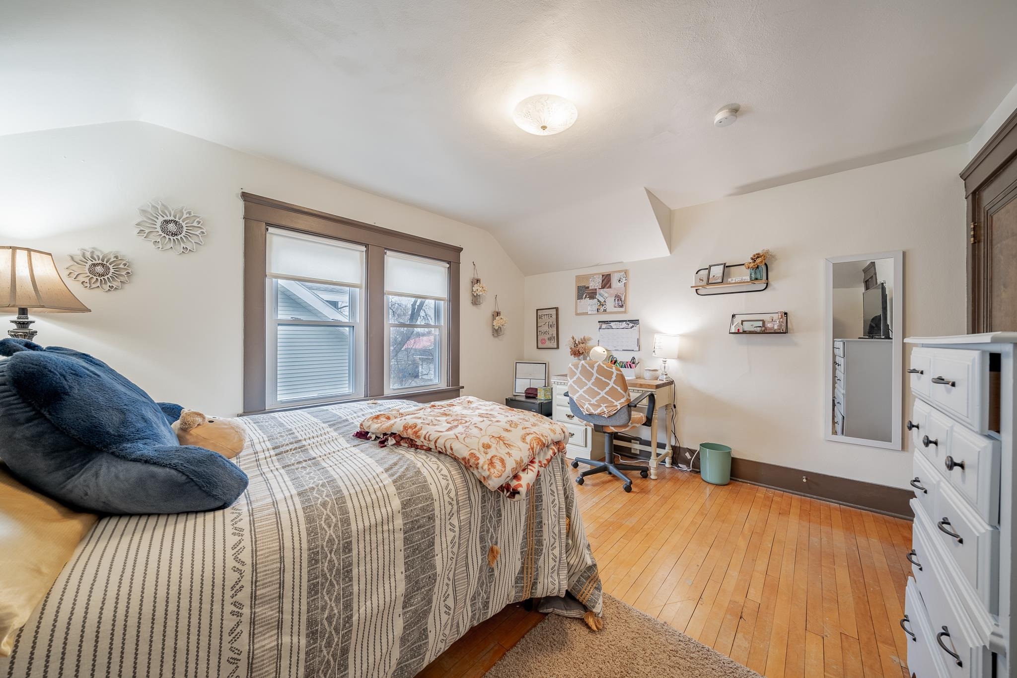 upper south bedroom /hardwood floors and nice closet