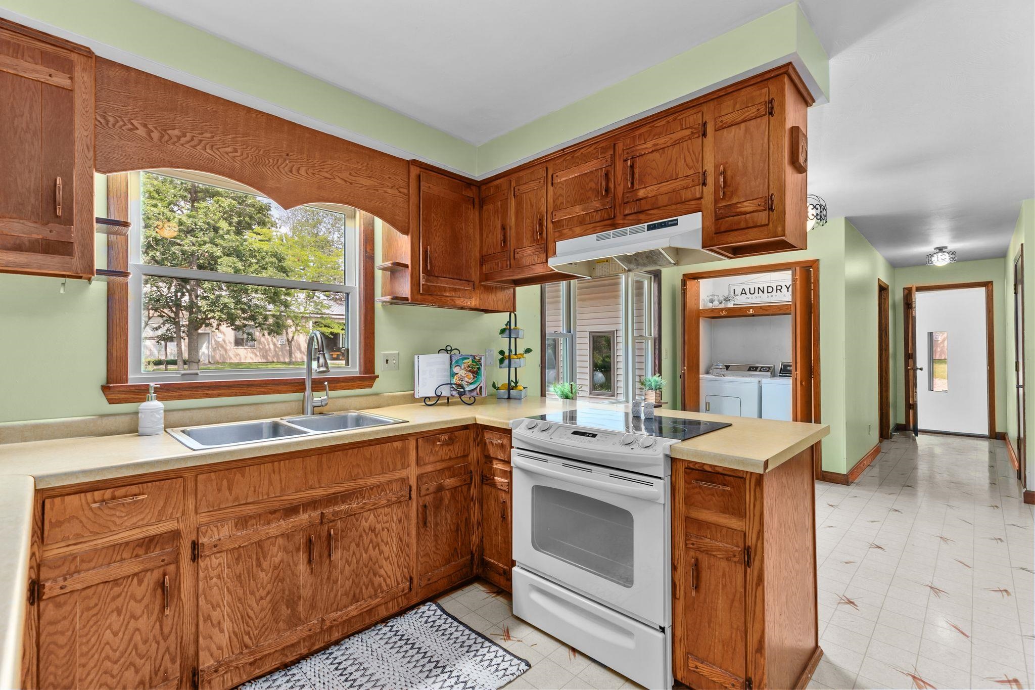 Kitchen w/ all appliances included